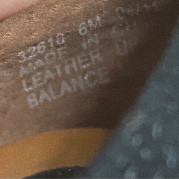 Clarks Artisan Collection SZ 6 Society Ascot Black Suede Comfort Kitten Heels - Picture 13 of 14